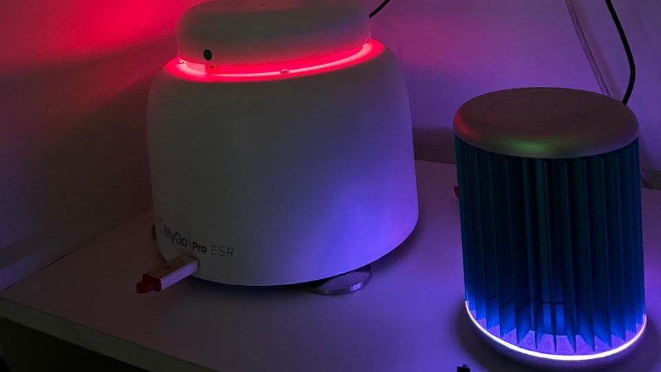 Equipo de diagnóstico iluminado dentro del laboratorio